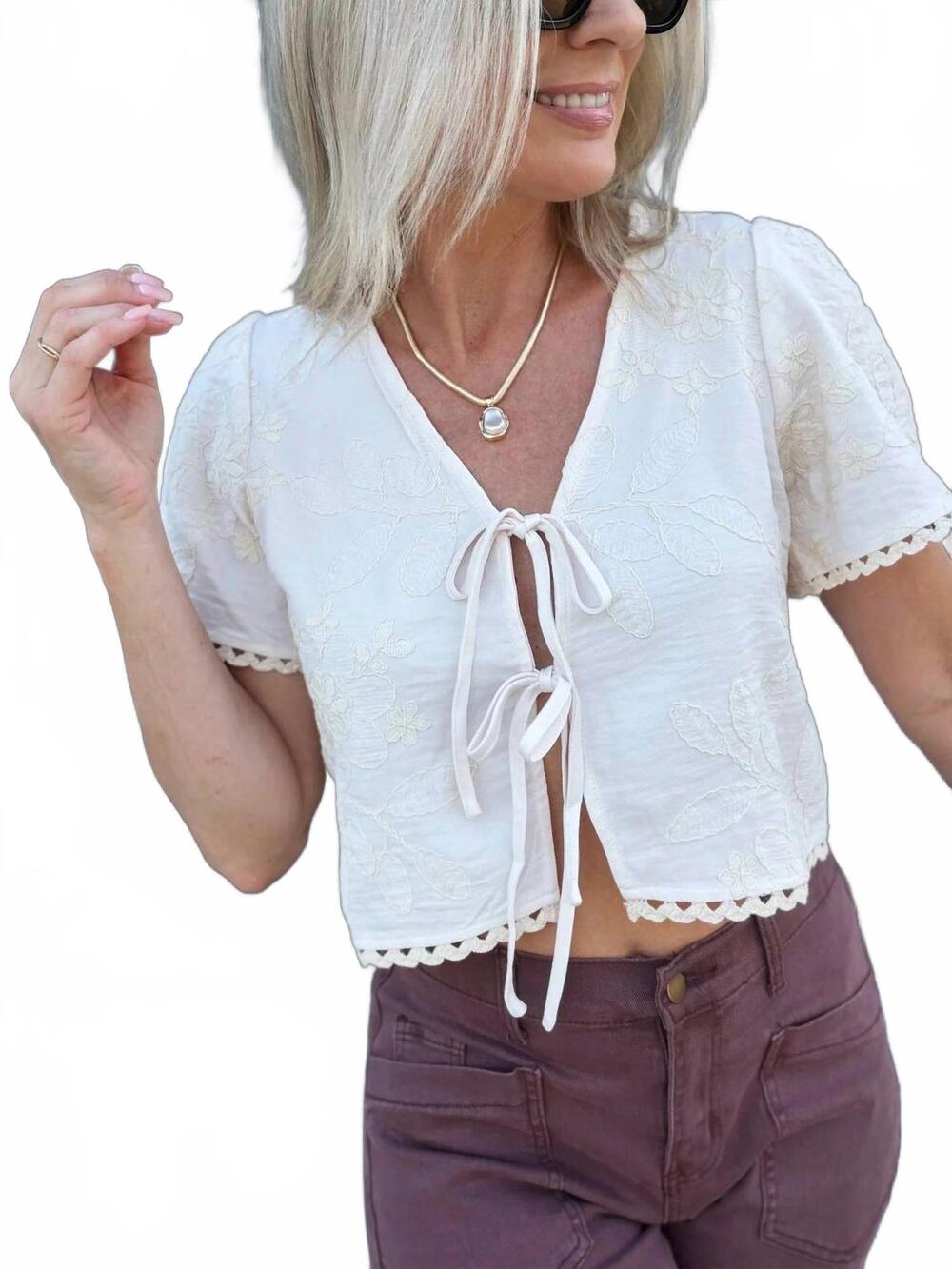 NEW BLU PEPPER women's embroidered floral cropped top in cream